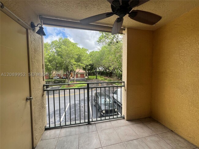 Foto del edificio - 2496 Centergate Dr