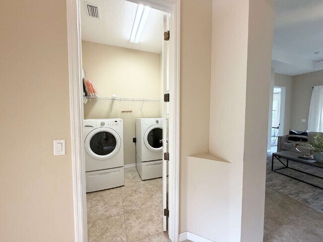 Foto del edificio - "Unfurnished Home on Golf Course in Hudson, FL - Spacious 1,853 Sq Ft Haven!"