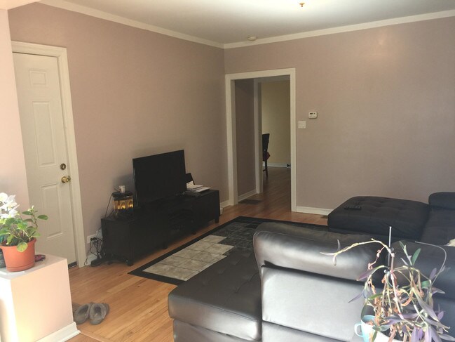 Living room - 4220 N Francisco Ave