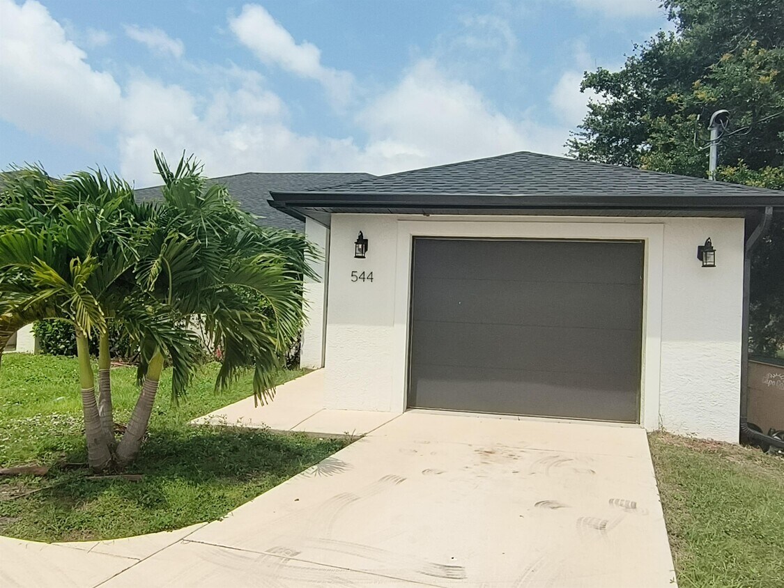 Foto principal - 544 SE 5th Pl