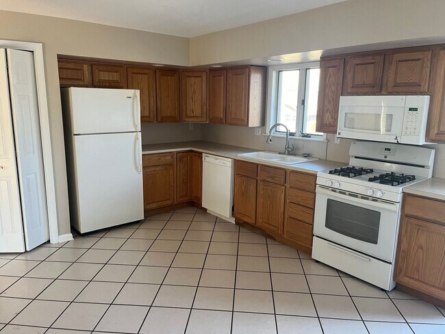 Building Photo - 3+ Bedroom/2 Bathroom Home in Pekin FOR LEASE