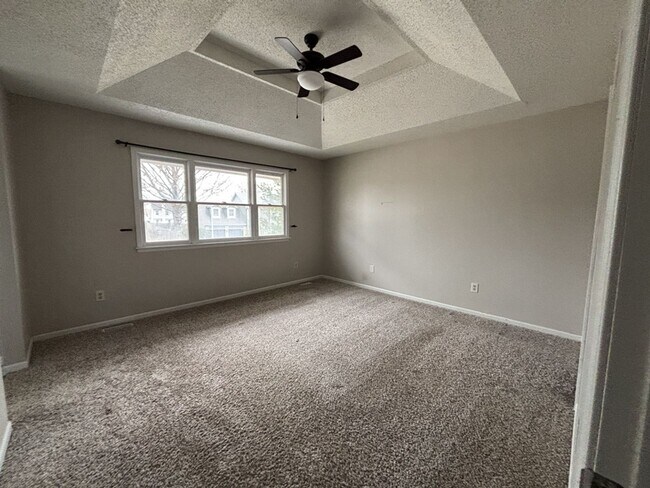 Foto del edificio - 3BR/2BA w/ Fenced Yard + Patio/Deck and 2-Car Garage in Olathe