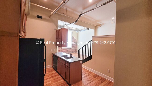 Building Photo - $850 MOVE-IN SPECIAL (does not include app...