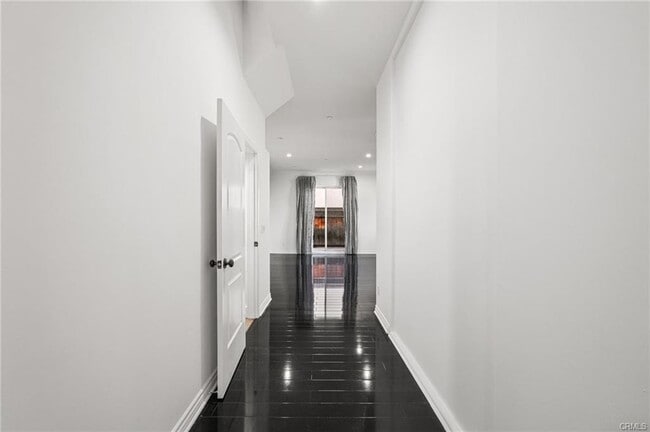 Foto del edificio - 10235 Independence Ave