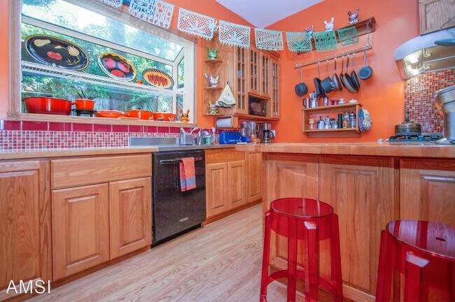 Building Photo - 3 br, 2.5 bath House - 161 Coleridge Street
