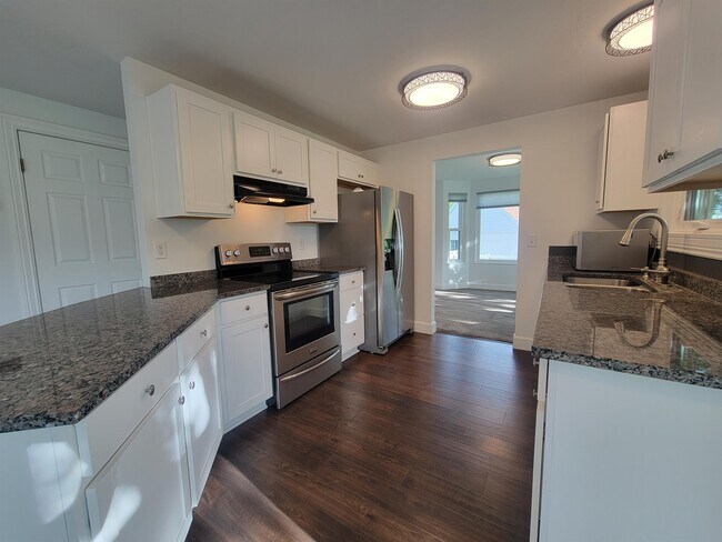 Building Photo - 895 Eastview Dr