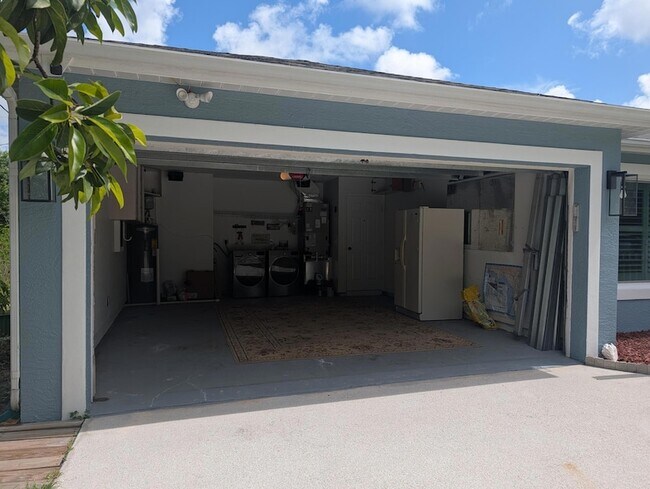 Foto del edificio - 625 Coconut Ave N