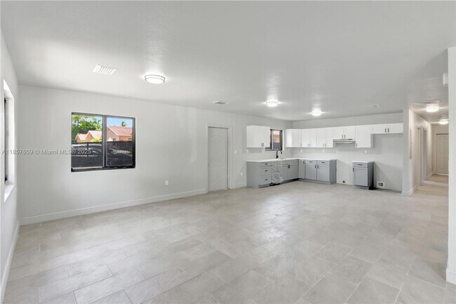 Foto del edificio - 861 NW 6th Ave