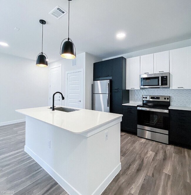Building Photo - 2 br, 2 bath Condo - 502 S Austin Ave /2Bath