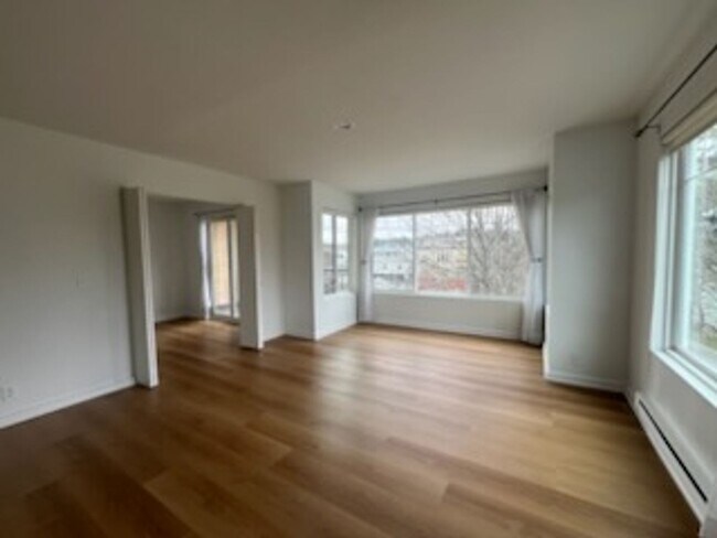 Foto del edificio - **Bright & Updated 2-Bedroom Condo with Water View in Friday Harbor!**