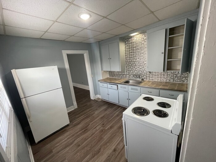 Primary Photo - Main Floor Apartment near park!