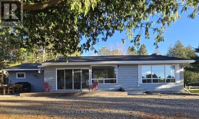 Building Photo - 375 Santas Village Rd