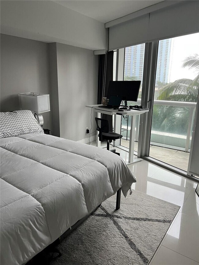 Building Photo - 465 Brickell Ave