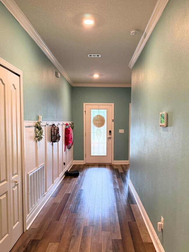 Foto del edificio - Location, amenities and FIVE bedrooms!!!