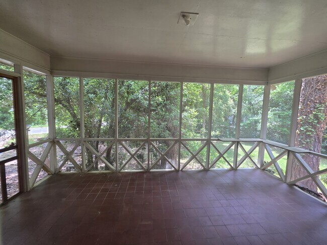 Foto del edificio - 220 Lakeshore Dr
