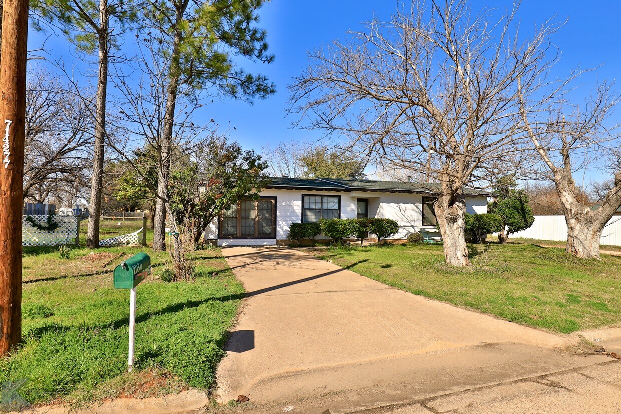 Primary Photo - 2050 Rhodes St