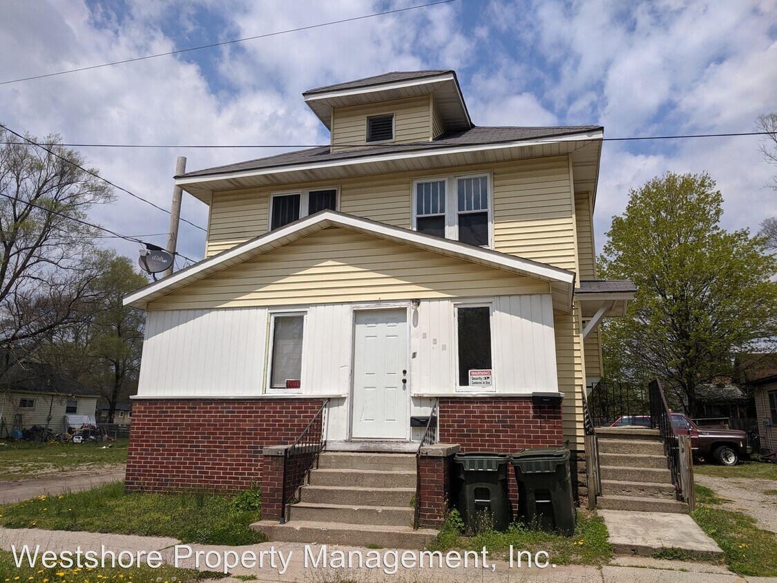 Primary Photo - 332 E Larch Ave