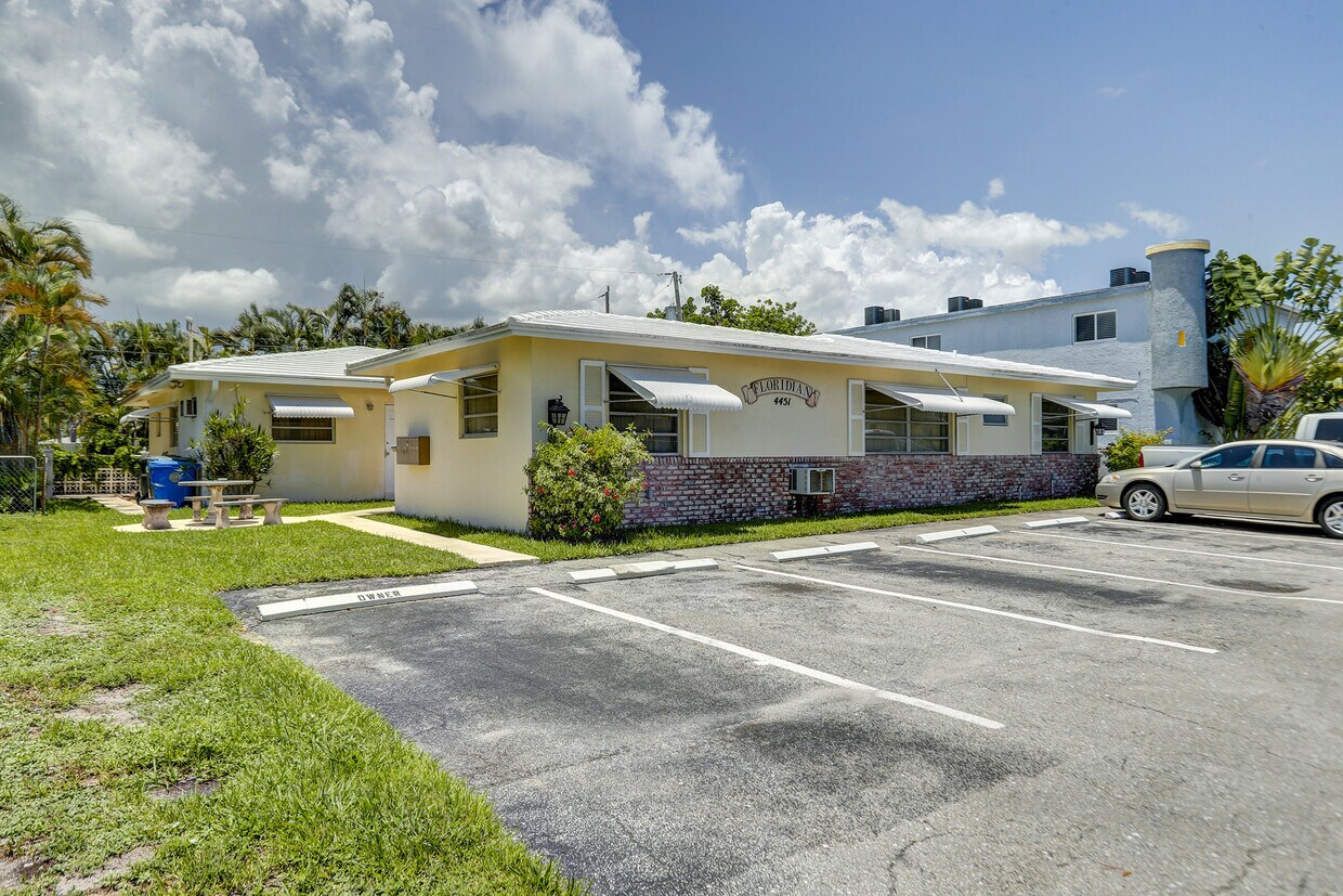 Building Photo - 4451 NE 19th Ter