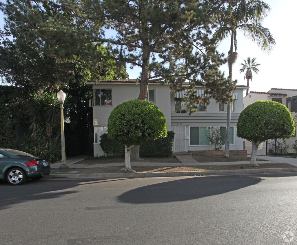 Building Photo - 1972 N Kenmore Ave