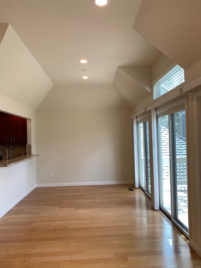 Comedor - 1042 Hull Ln