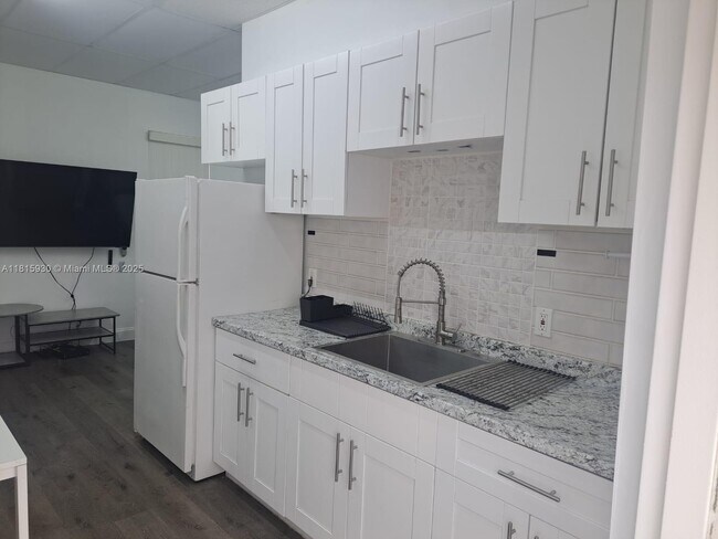 Building Photo - 4500 N Dixie Hwy