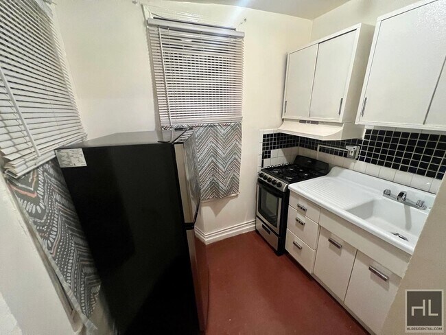 Building Photo - Charming Efficiency 1BR in Prime Clinton Hill