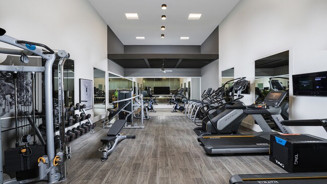 Centro de fitness rediseñado con equipamiento mejorado - Autumn Columbia