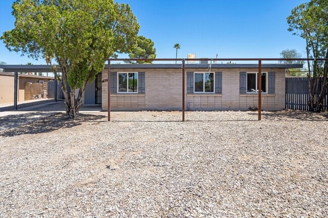 Building Photo - Eastside Spacious home