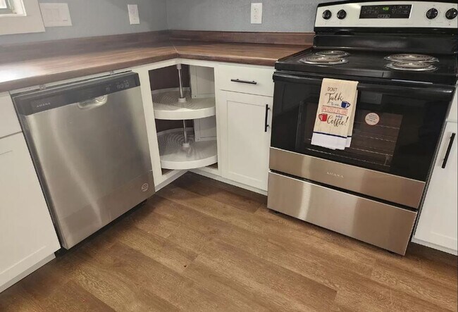 Foto del edificio - *LEASED* 4/3, 2644 sqft, 1/2 ac. lot, Home...