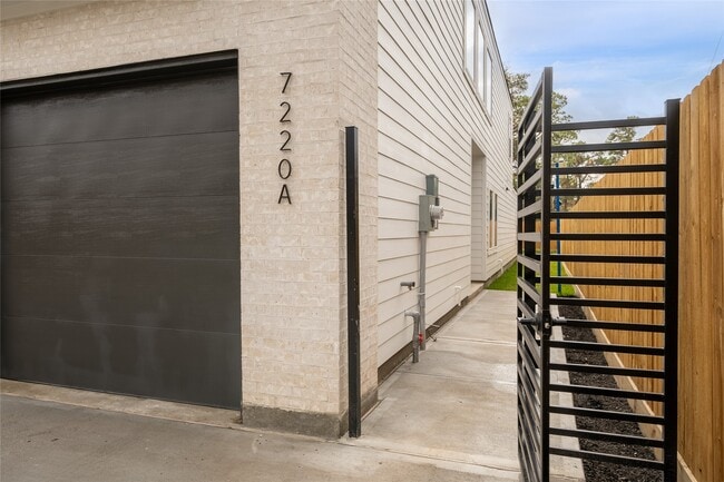 Building Photo - 7220 S Hall St