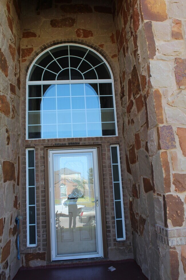 Foto del edificio - Over 3000 square feet with 3 car garage!