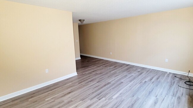 Building Photo - 631 Carolina Ave