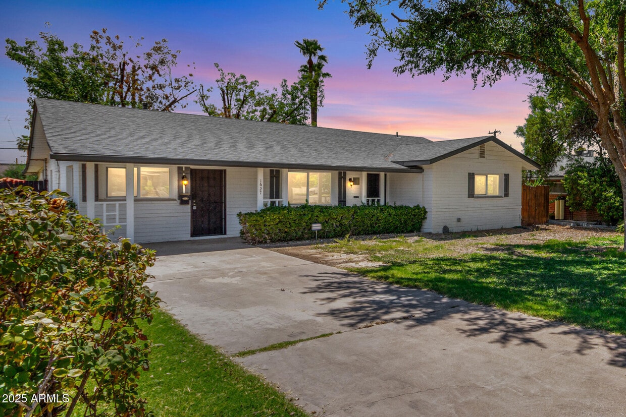 Foto principal - 1627 E Solano Dr