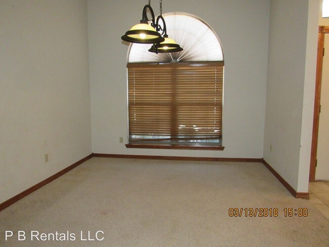 Building Photo - 4 br, 3 bath House - 19 SW Riverbend Drive