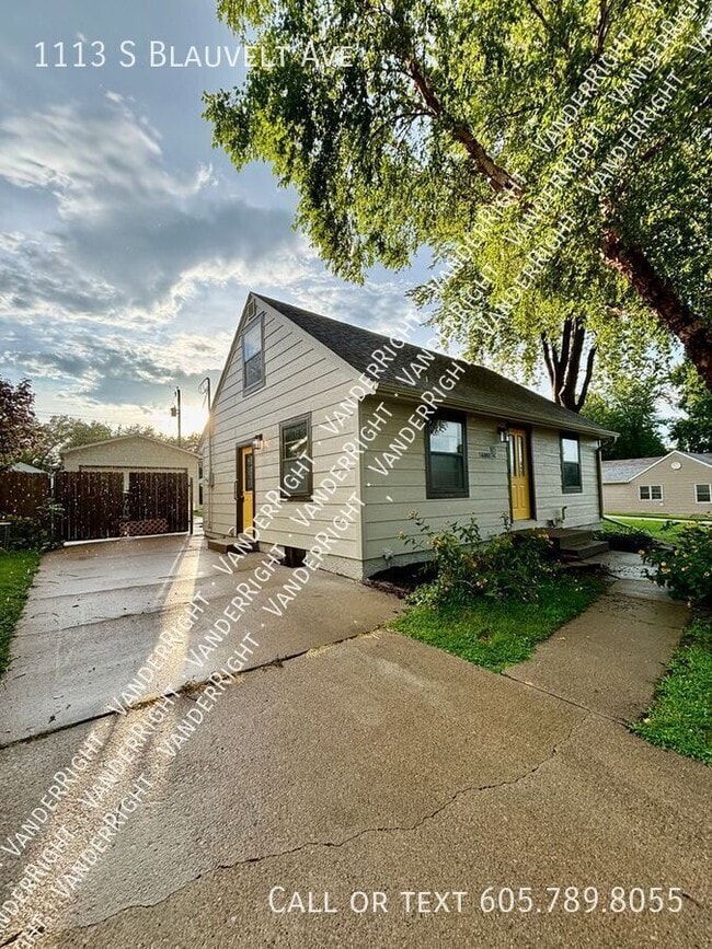 Building Photo - 1113 S Blauvelt Ave