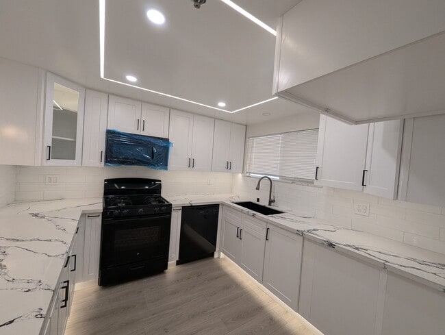 Building Photo - 2905 Montrose Ave