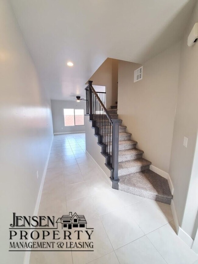 Building Photo - Three Bedroom Red Mountain Vista Town Home