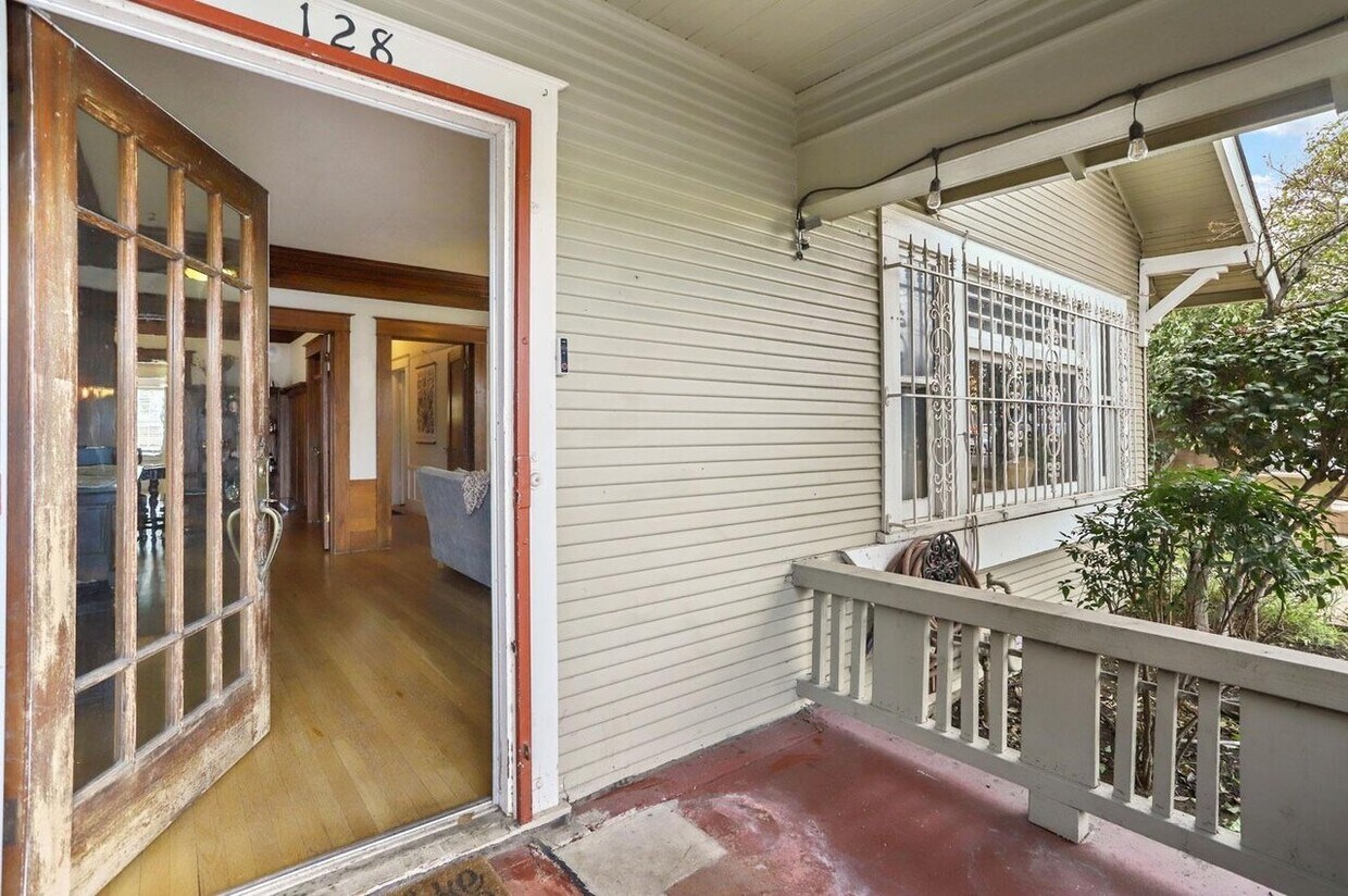 Building Photo - "Charming 2-Bedroom Apartment with Luxury ...