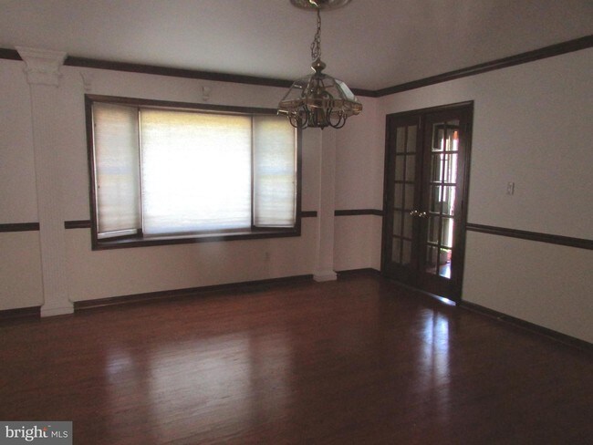 Building Photo - 10 Shagbark Ct