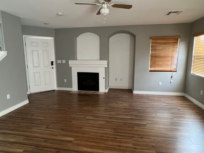 Building Photo - Wonderfully refreshed 3 bedroom home featu...