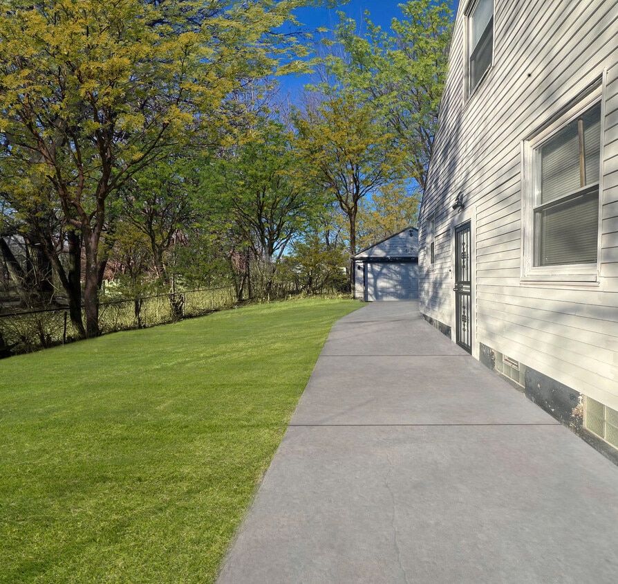 Building Photo - 22236 Lyndon St