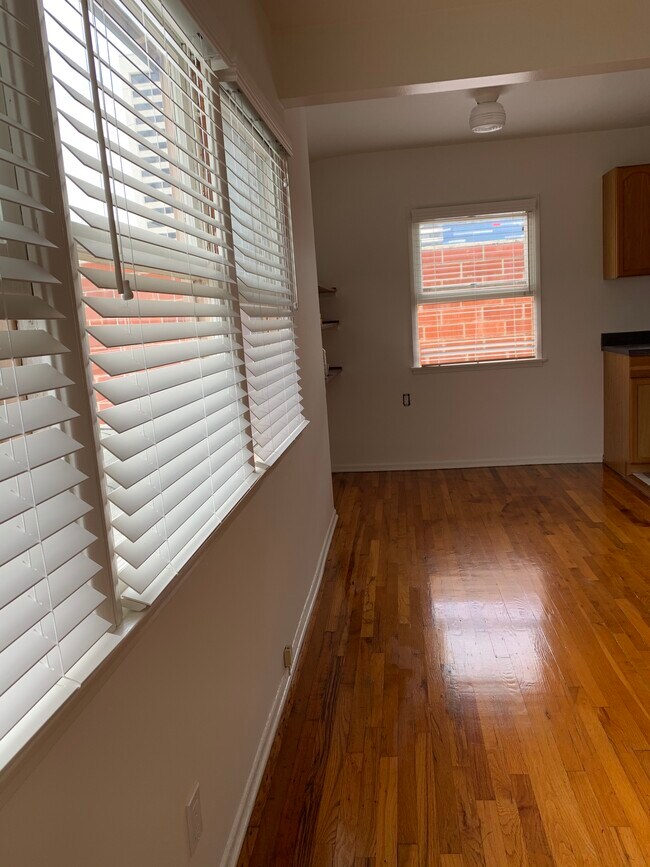 Entry towards kitchen - 1517 Pontius Ave