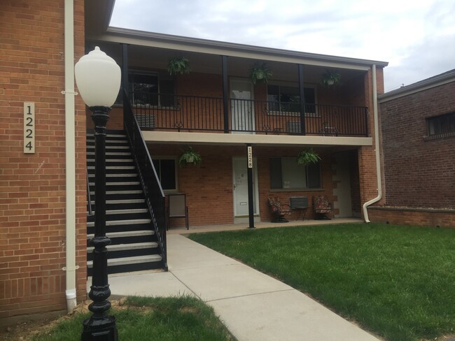 2nd floor apartment - 1228 S Elm Ave