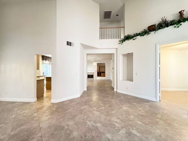 Building Photo - Spacious 4-Bed, 3-Bath Home with 3-Car Gar...