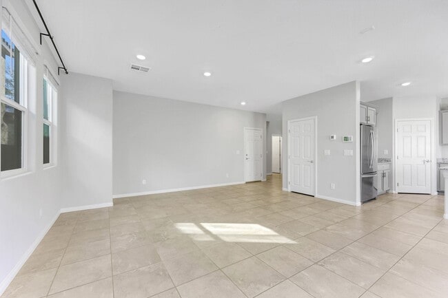 Building Photo - Large 4 bedroom home