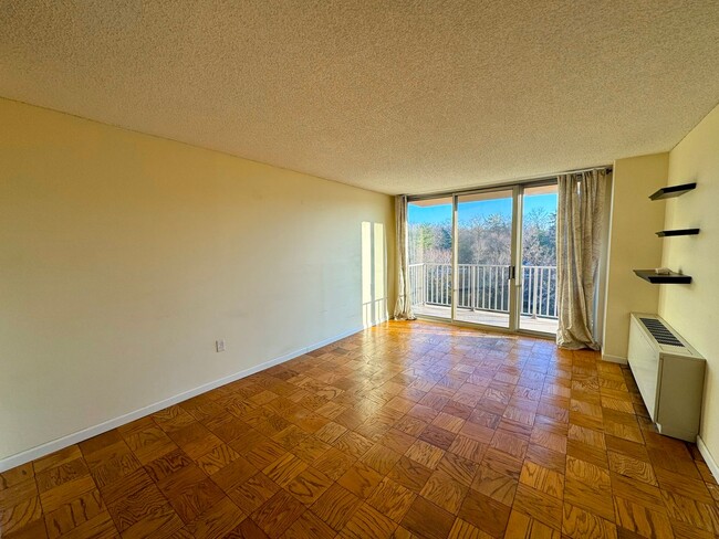 Building Photo - Sun-filled 1 Bed 1 Bath Unit With Private ...