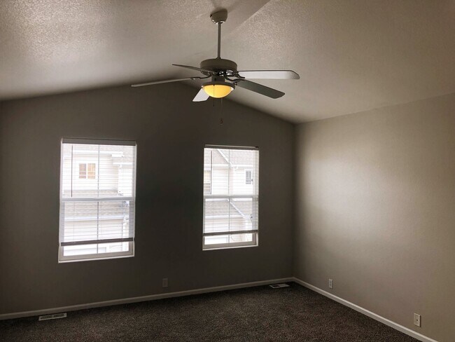 Foto del edificio - Gorgeous Pulte Townhome in Spring Creek