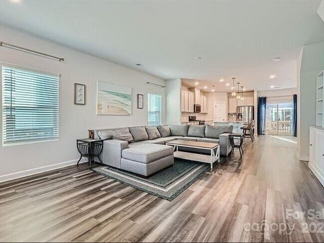 Foto del edificio - Spacious 4-Bed, 4-Bath Home with Modern Co...