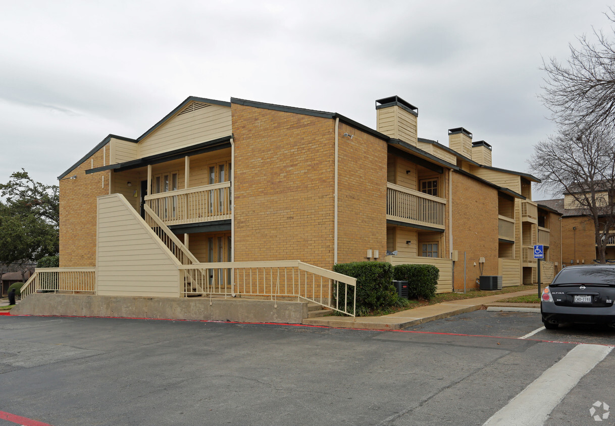 Building Photo - Carriage Park