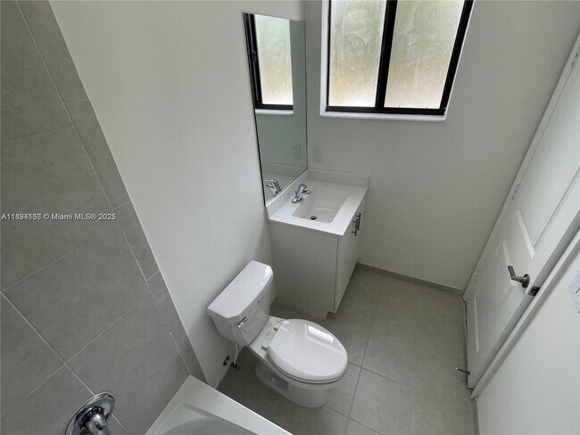 Foto del edificio - 883 NE 211th St